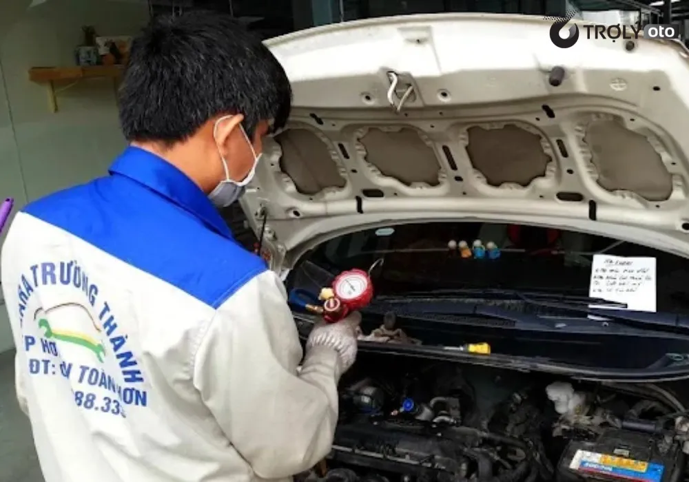 Kỹ thuật viên Gara Trường Thành tỉ mỉ đo kiểm và chẩn đoán hệ thống động cơ xe