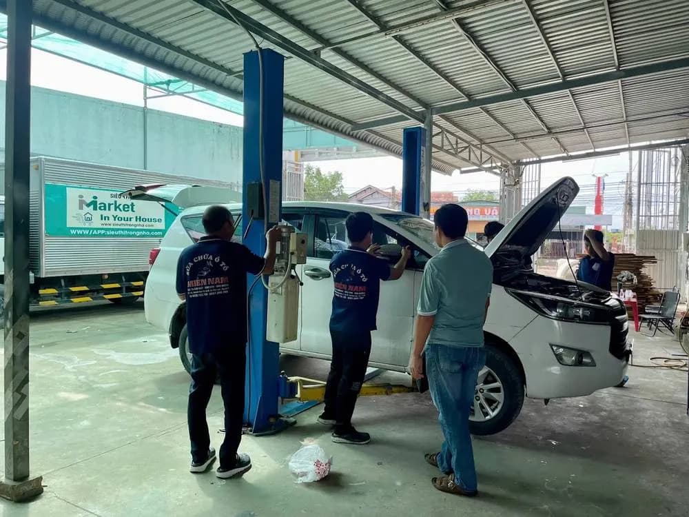 Kỹ thuật viên tại xưởng sửa chữa ô tô miền Nam đang kiểm tra xe cho khách
