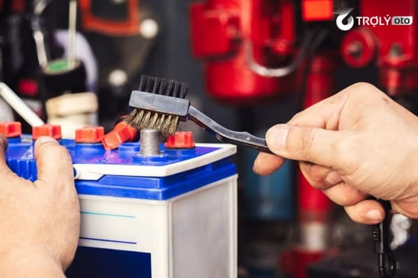 Vệ sinh khu vực lắp và đầu cực ắc quy