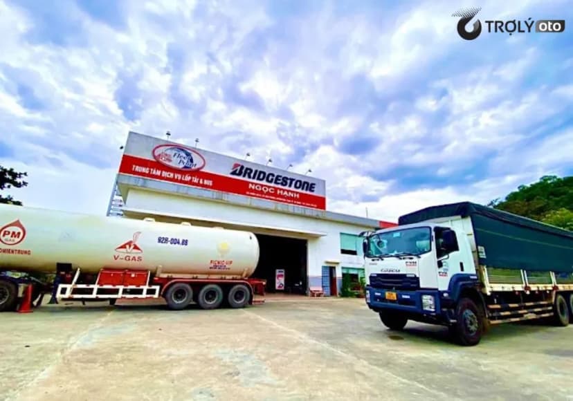 Mặt tiền khang trang cùng sân bãi rộng rãi tại Trung Tâm Dịch Vụ Lốp Xe Bridgestone Ngọc Hạnh