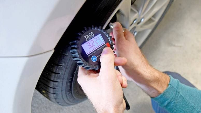 Duy trì áp suất lốp ổn định giúp kéo dài tuổi thọ lốp