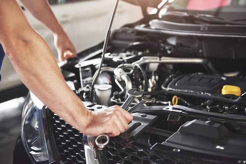 Bạn nên đến gara để được kiểm tra và xử lý hiện tượng ô tô ra khói đen
