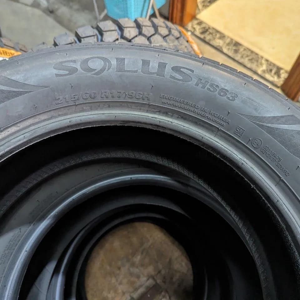 Phần thành lốp có họa tiết dạng holographic giúp tăng tính thẩm mỹ