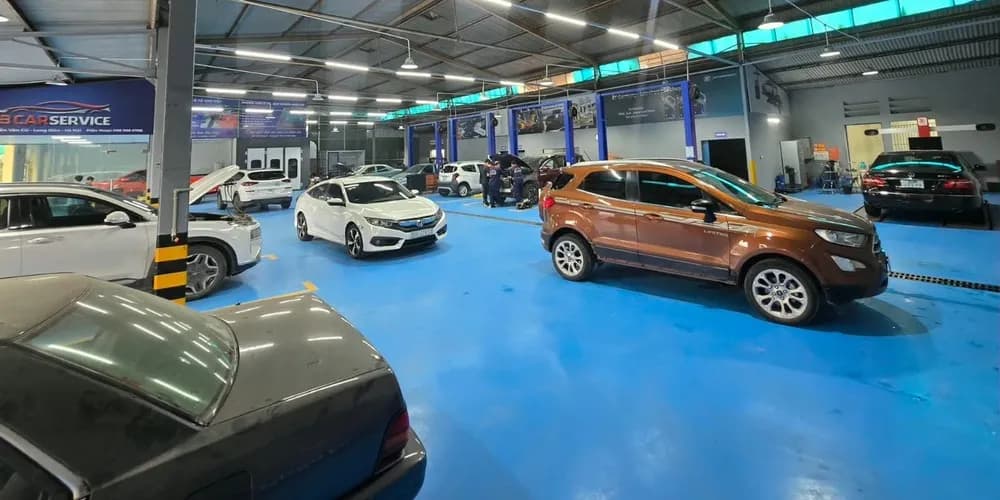 Khu vực xưởng rộng rãi tại Gara ô tô Long Biên CarService