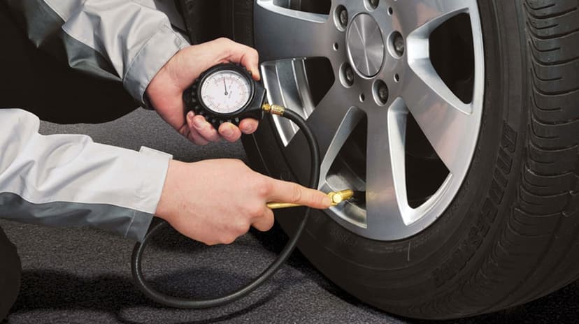 Kiểm tra áp suất lốp để phát hiện lốp quá non hoặc quá căng