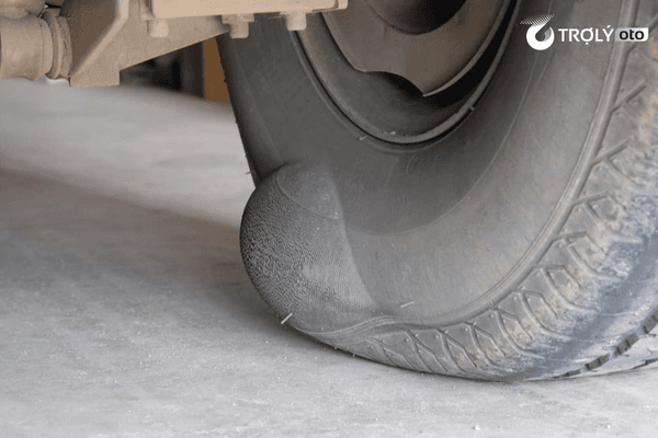 Bơm lốp quá căng làm giảm tuổi thọ lốp đồng thời tăng nguy cơ lốp bị rách