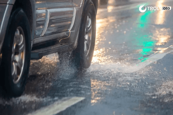 Hankook bám đường hiệu quả cả khi trời mưa