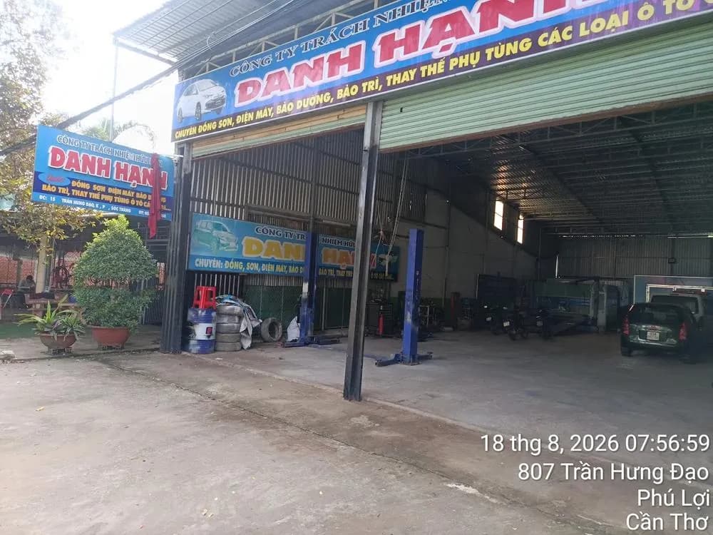 Garage ô tô Danh Hạnh nằm trên đường Trần Hưng Đạo, nổi bật với dịch vụ sơn
