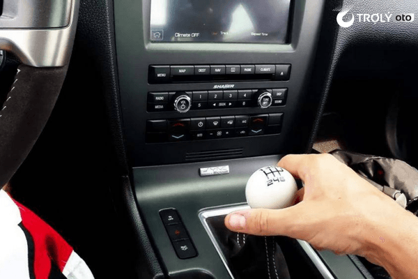 Lỗi thường gặp ở tài mới khi lái xe số sàn