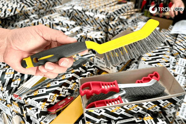 Bàn chải mềm dùng để vệ sinh phanh đĩa