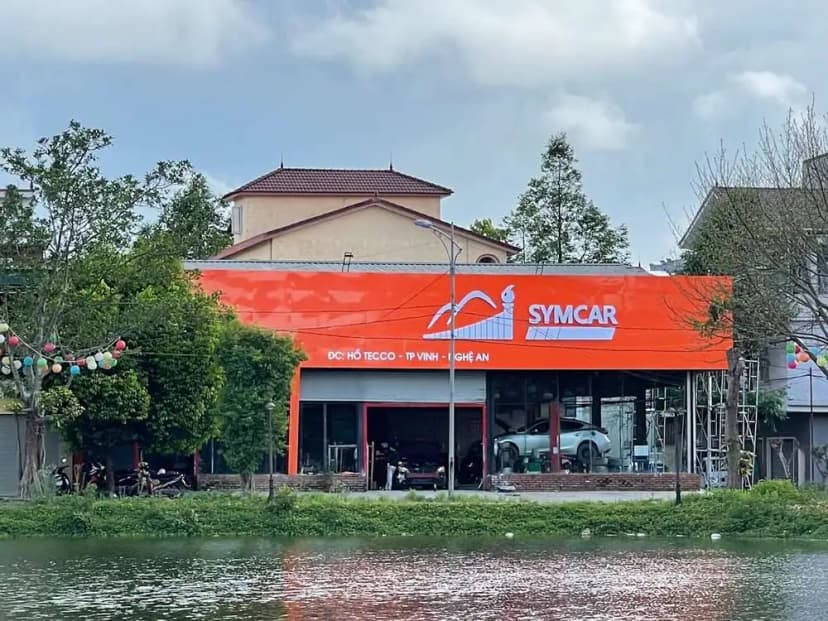 Symcar Vinh Tân có mặt bằng rộng, đỗ được nhiều xe