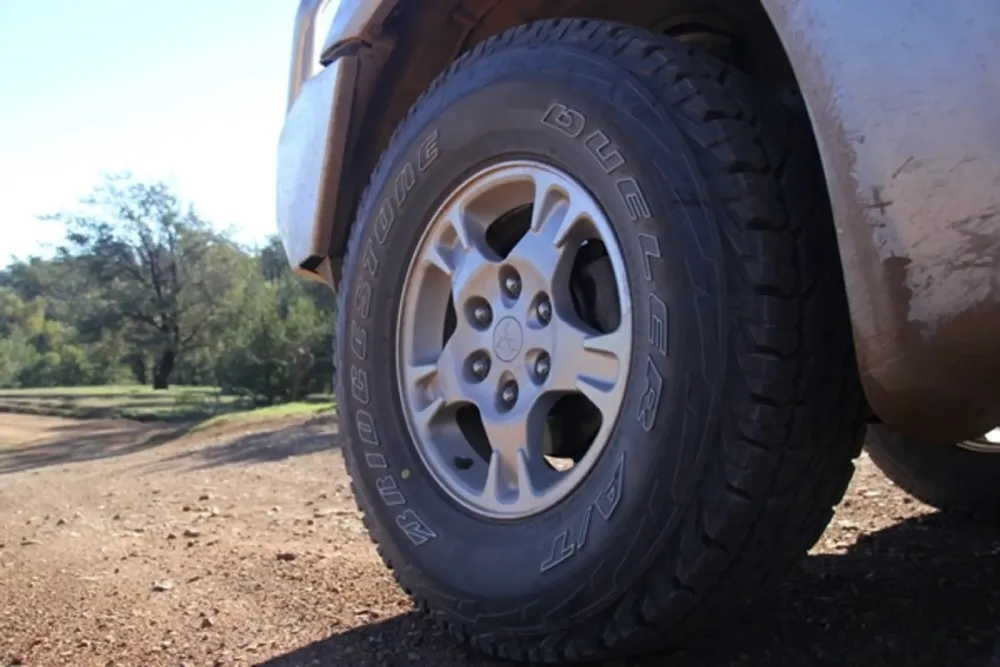 Bridgestone Dueler A/T 002 là dòng lốp all-terrain được thiết kế cho xe SUV