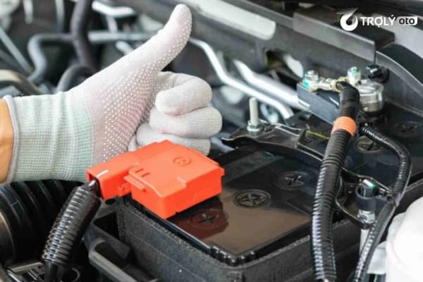 Đảm bảo các thông số của bình ắc quy mới tương thích với xe trước khi thay bình