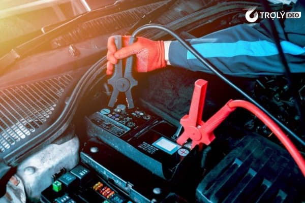 Tháo bình ắc quy theo đúng thứ tự cực âm trước và cực dương sau