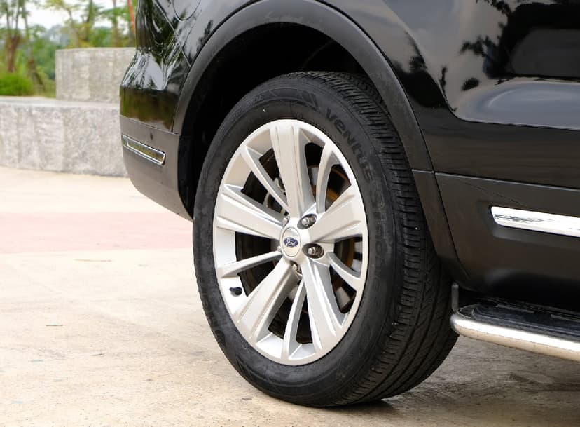 Lốp xe Ford Explorer thường có kích thước 255/50R20 hoặc 255/55R20