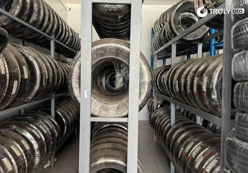 Khu vực lưu trữ lốp xe ô tô chuyên nghiệp tại cơ sở Nam Dung Củ Chi