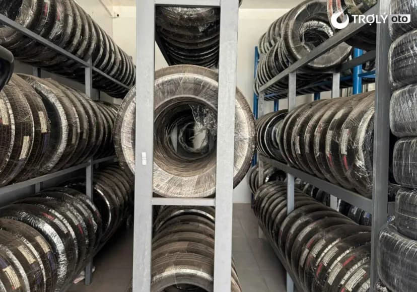 Khu vực lưu trữ lốp xe ô tô chuyên nghiệp tại cơ sở Nam Dung Củ Chi