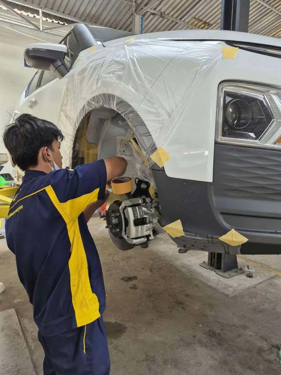 Kỹ thuật viên tại Carpla Service Sóc Trăng đang sửa xe cho khách