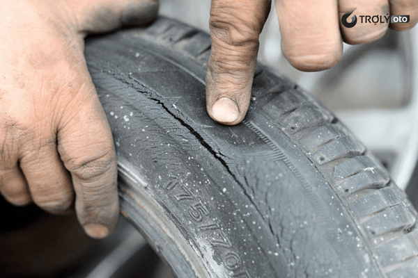 Lốp cũ, mòn hoặc nứt gây ra tình trạng nổ lốp ô tô