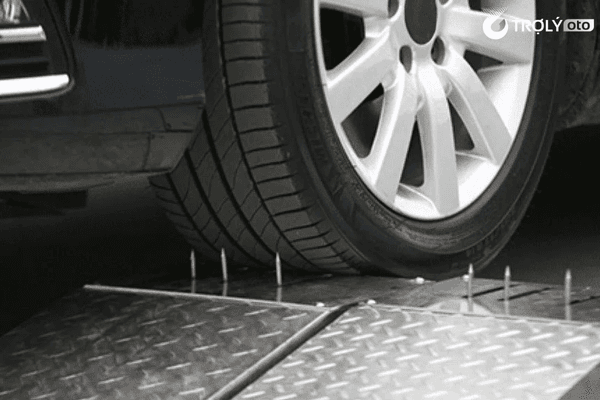 Michelin sở hữu công nghệ tự vá lỗ thủng nhỏ trên mặt lốp