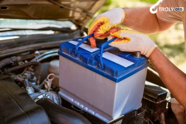 Lắp bình ắc quy đúng chiều, nổi cực dương trước và nối cực âm sau