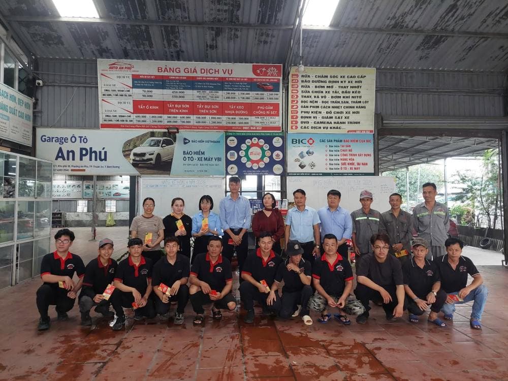 Không gian nhà xưởng và đội ngũ kỹ thuật viên tại gara An Phú