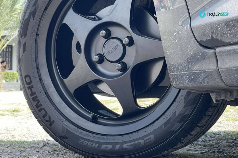 Các phiên bản Hyundai Accent sử dụng những kích thước lốp phổ biến gồm 185/65R15, 195/55R16 và 195/50R16