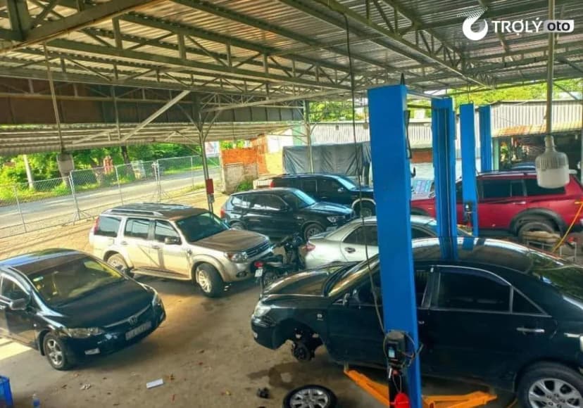 Không gian xưởng sửa chữa với cầu nâng tại Gara Huy Phong