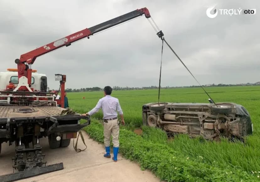 Hoạt động cẩu kéo, cứu hộ ô tô lật ruộng 24/7 của gara ô tô Xuân Cát