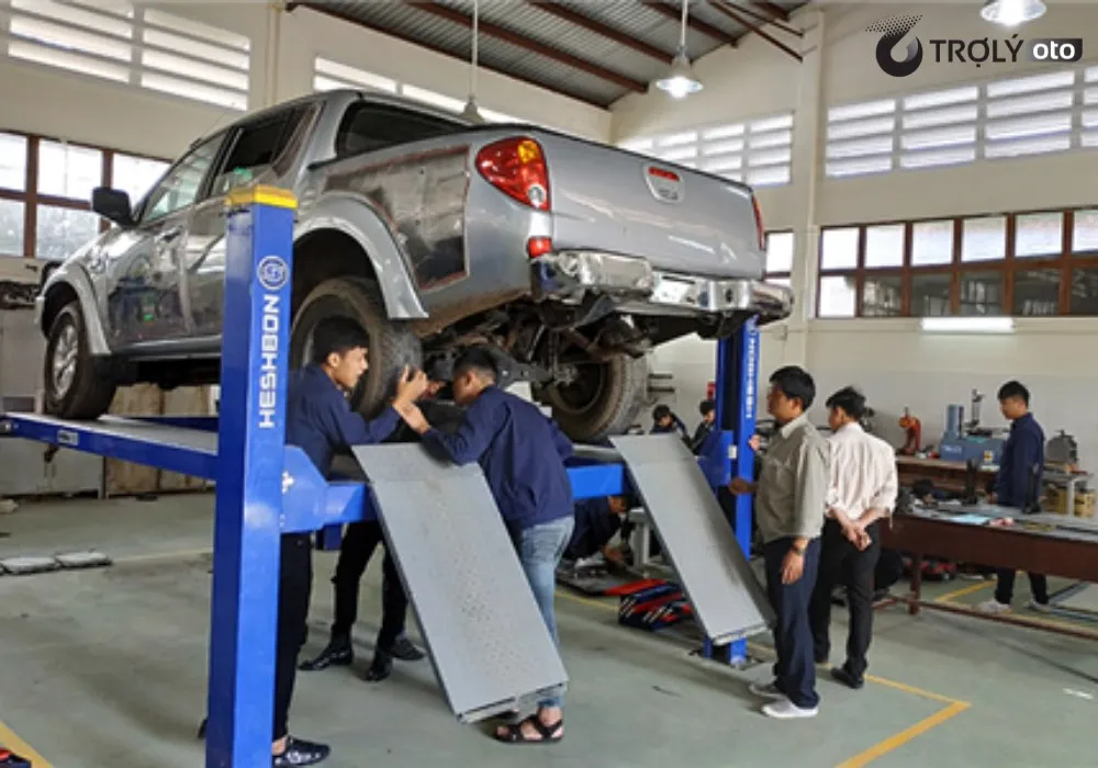 Đội ngũ kỹ thuật viên Gara Ô Tô Đức Anh tập trung kiểm tra chi tiết gầm xe cho khách
