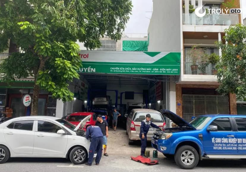 Kỹ thuật viên Gara Ô Tô Nam Tuyền đang bảo dưỡng, sửa chữa xe cho khách