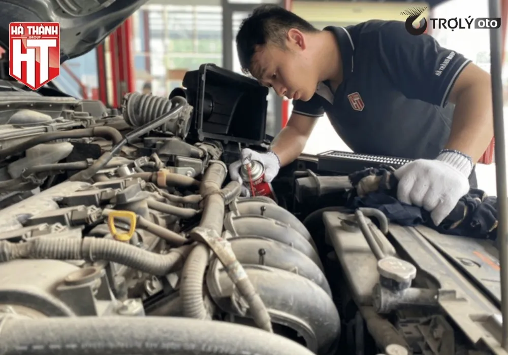 Kỹ thuật viên Hà Thành Garage tiến hành kiểm tra và bảo dưỡng khoang máy ô tô