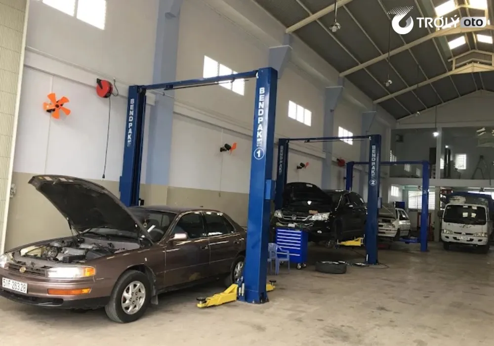 Khu vực kỹ thuật và bảo dưỡng xe chuyên nghiệp tại Gara Ô Tô Thanh Dũng