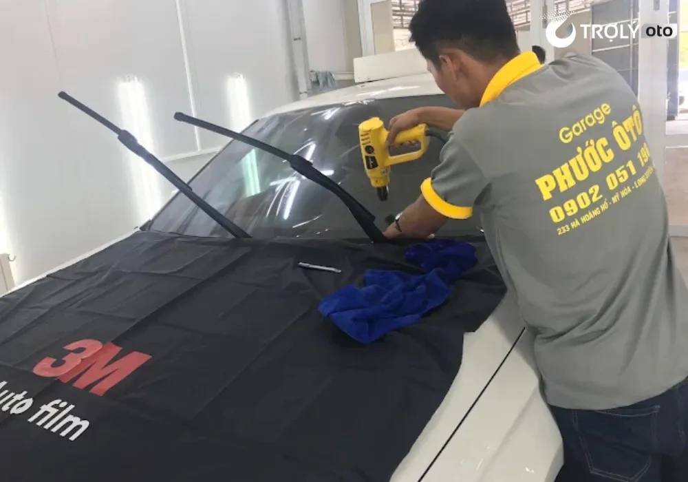 Dịch vụ dán phim cách nhiệt ô tô chuyên nghiệp tại Gara Phước Ô Tô