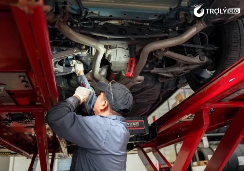 Kiểm tra gầm xe và hệ thống treo trên cầu nâng