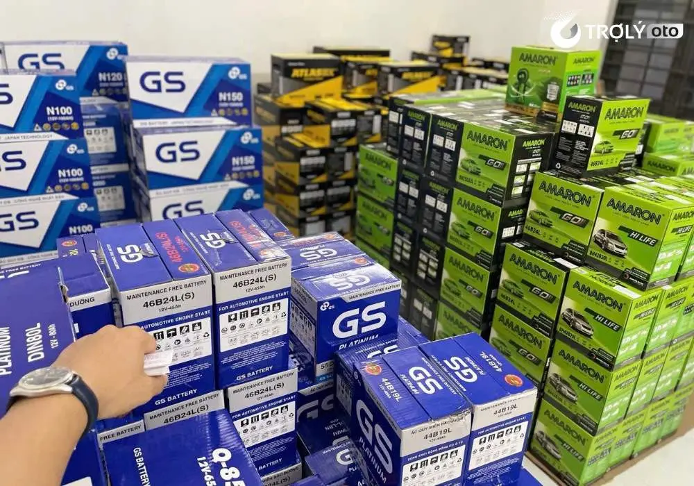Khu vực trưng bày và phân phối ắc quy GS chính hãng cùng đa dạng các loại bình