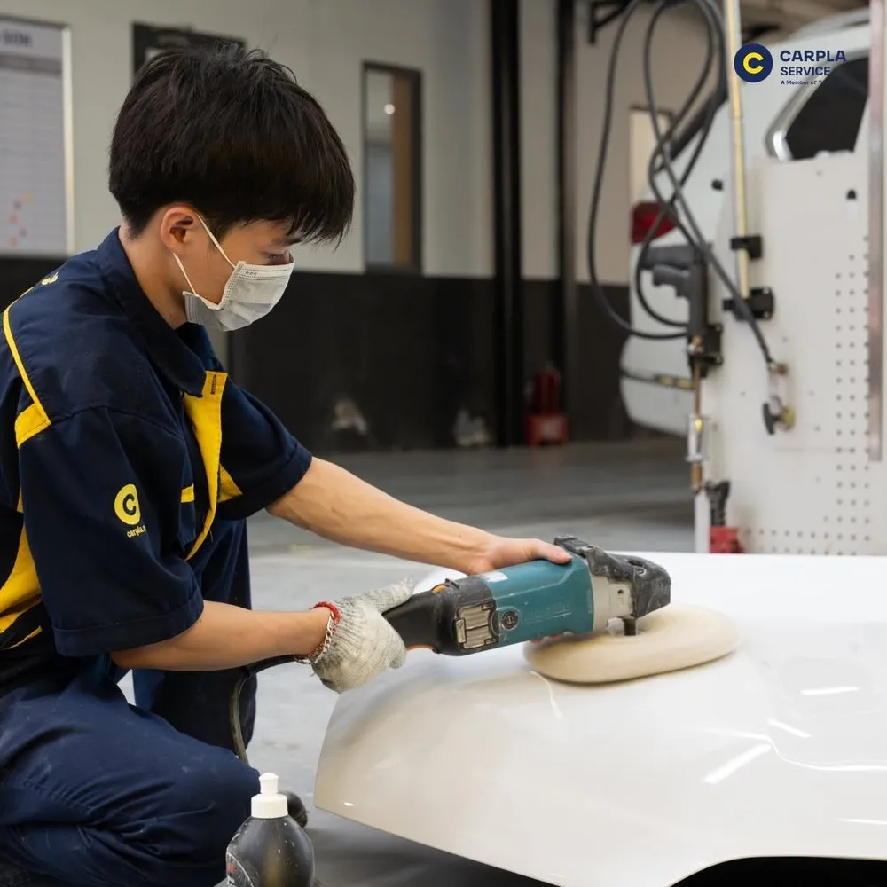 Kỹ thuật viên tại Carpla Service Quảng Ngãi đang thực hiện đánh bóng bề mặt xe - Source: Facebook
