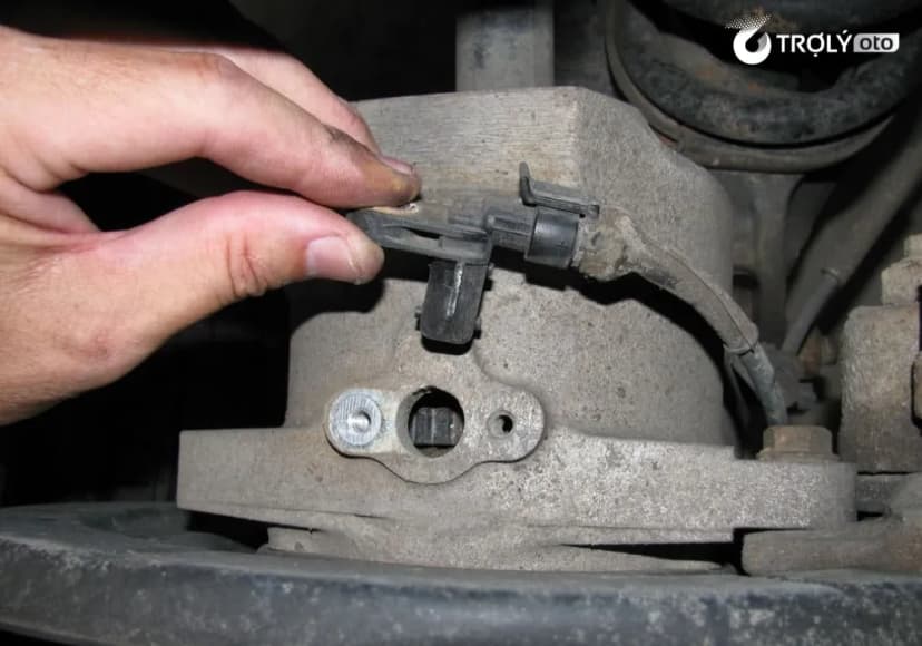 Cảm biến tốc độ bánh xe hoặc bộ điều khiển ABS hoạt động sai lệch