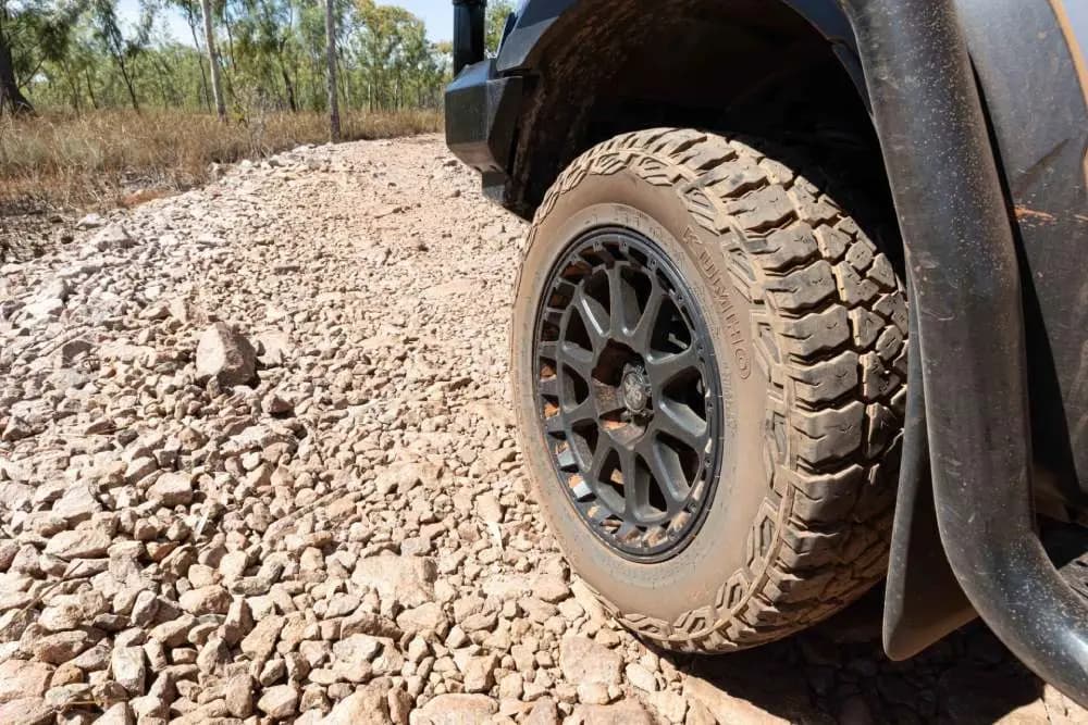 Lốp Kumho MT51 có thể do chuyển tốt trên đường sỏi đá