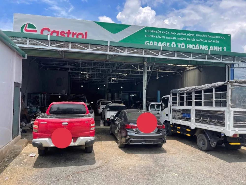 Mặt tiền rộng rãi tại gara ô tô Hoàng Anh 1