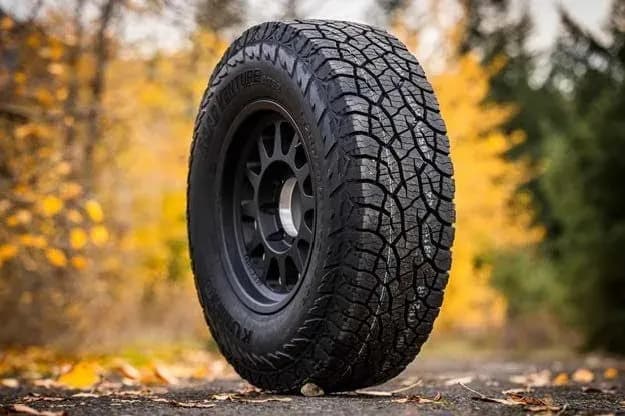 Kumho Road Venture AT52 là dòng lốp all-terrain được thiết kế cho xe SUV
