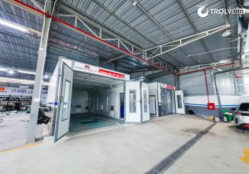 Khu vực phòng sơn ô tô hiện đại tại Gara Hunter Mai Linh