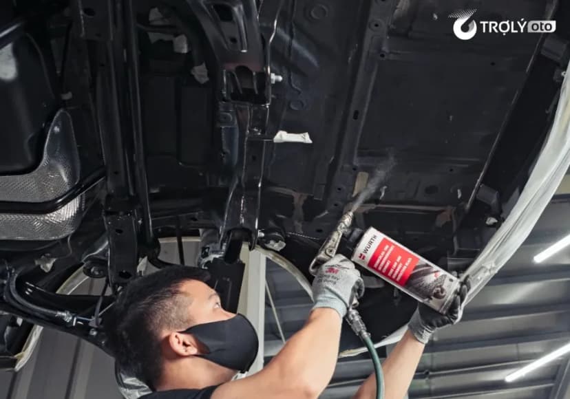 Sơn phủ gầm ô tô là quá trình phủ một lớp vật liệu bảo vệ lên bề mặt gầm xe