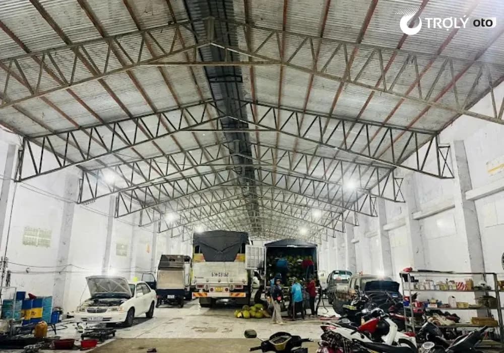 Không gian xưởng sửa chữa rộng rãi, thoáng mát tại Gara Ô Tô Hoàng Khang