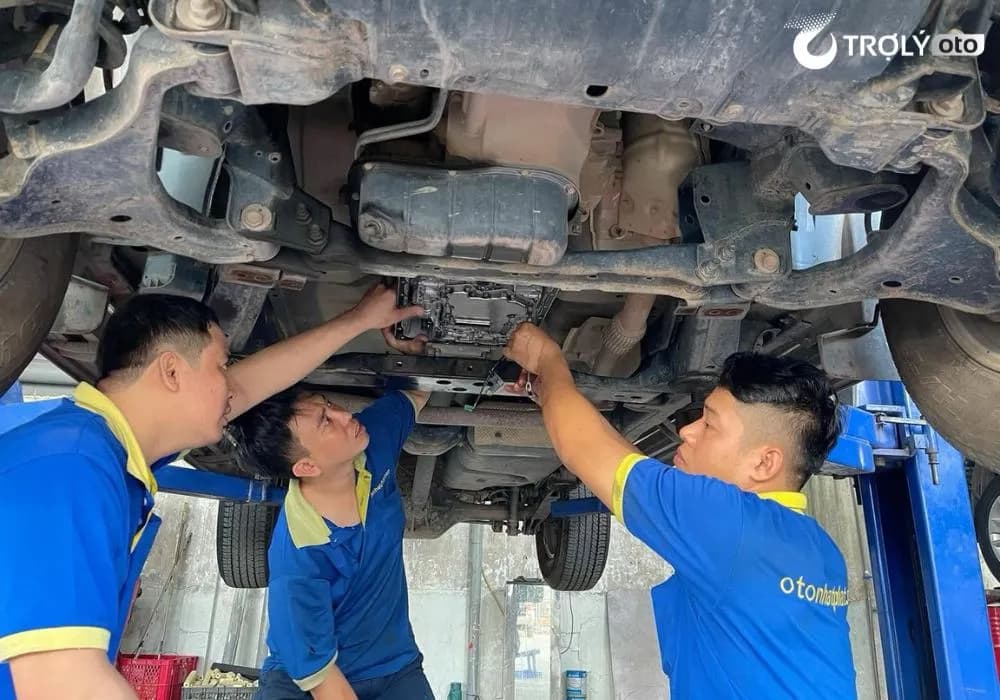 Kỹ thuật viên Gara Nhất Phát thực hiện sửa chữa gầm xe cho khách hàng
