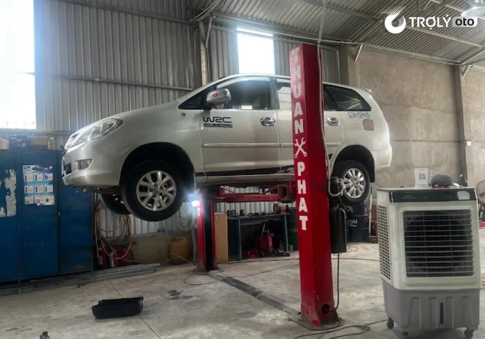 Không gian xưởng sửa chữa và chăm sóc xe tại Gara Ô Tô Thuận Phát