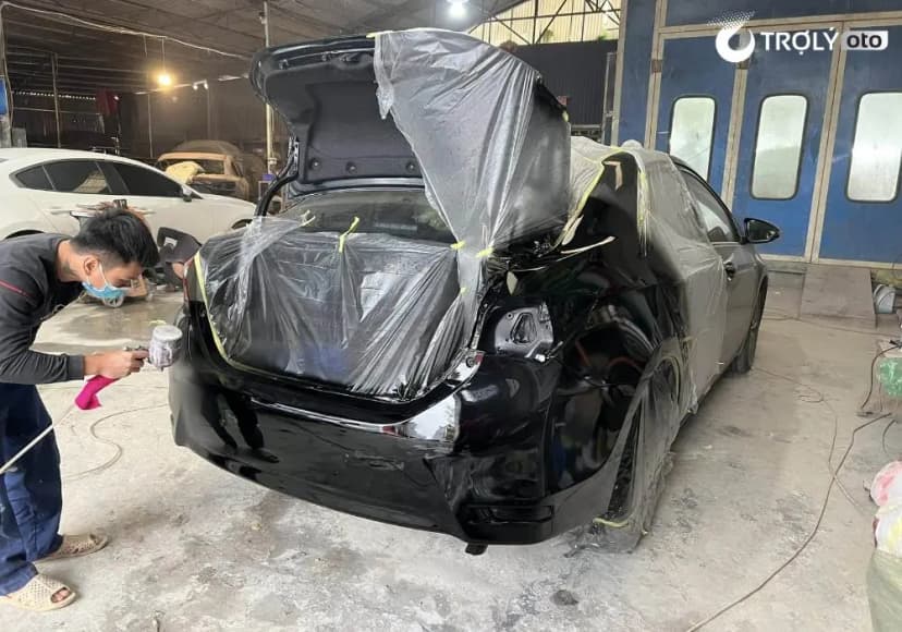 Kỹ thuật viên thực hiện công đoạn sơn phục hồi thân vỏ tại Gara Chung Lan