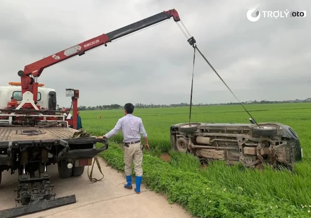 Hoạt động cẩu kéo, cứu hộ ô tô lật ruộng 24/7 của gara ô tô Xuân Cát